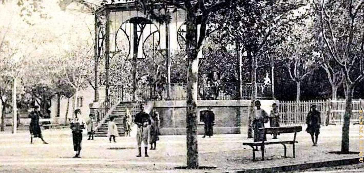2529- Affreville - Place et Kiosque2.jpg